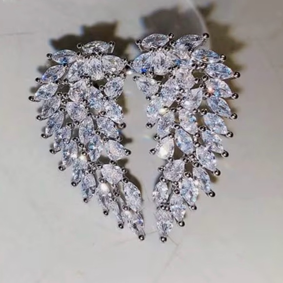 💎🪽Angel Wings Super Bling Silver Statement Ring w/ Simulated Diamonds - Picture 5 of 11